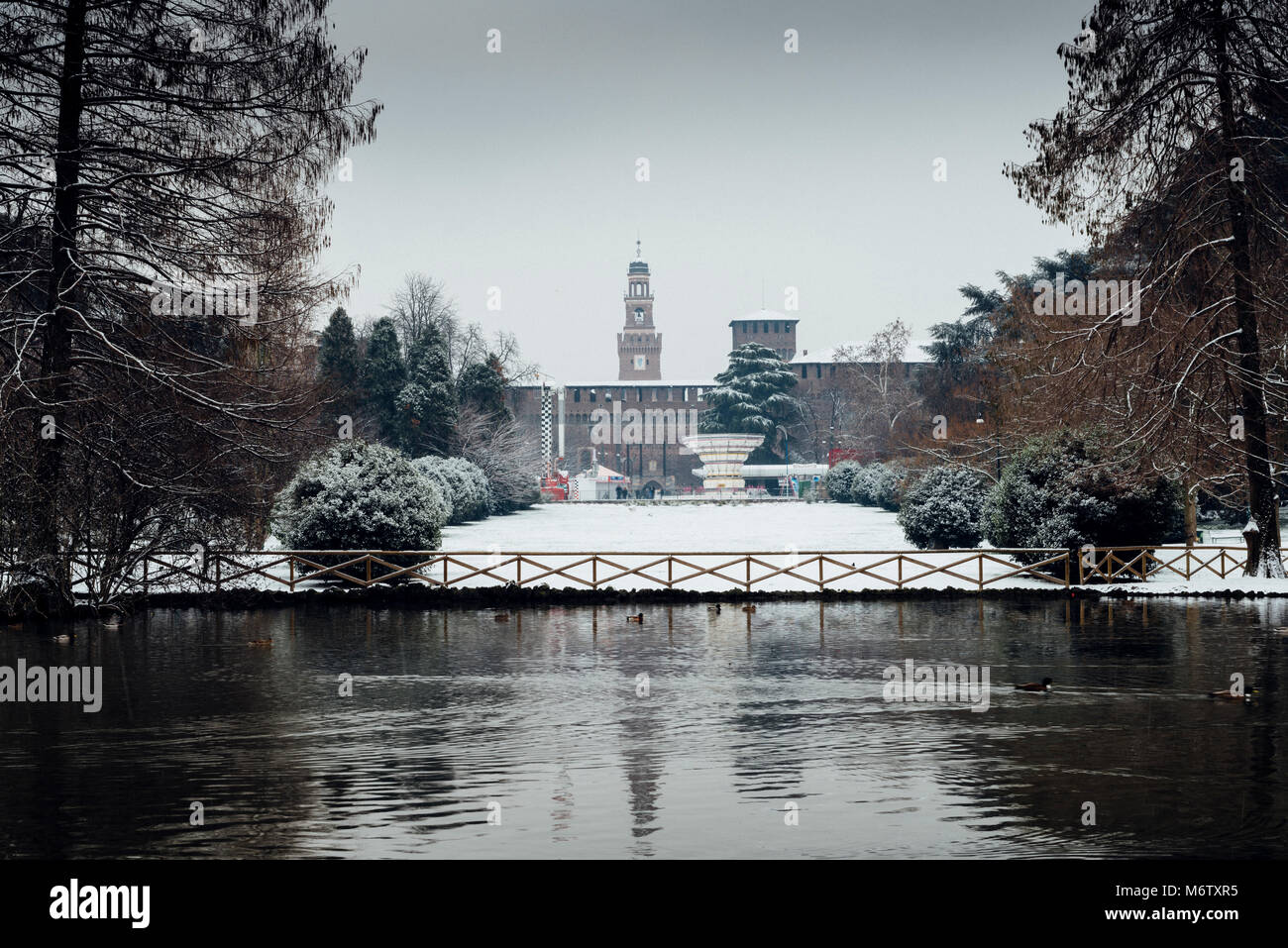 Castello Sforzesco in Mailand, Norditalien, erbaut im 15. Jahrhundert von Francesco Sforza. Von Parco Sempione erfasst. Stockfoto