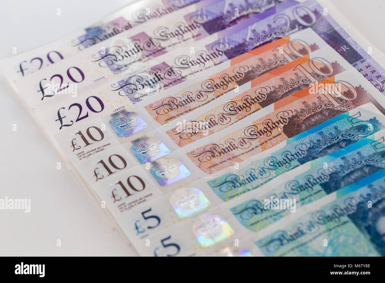 Hintergrund von fünf, zehn und zwanzig Pfund Sterling bank Notes, in einer Reihe angeordnet Stockfoto