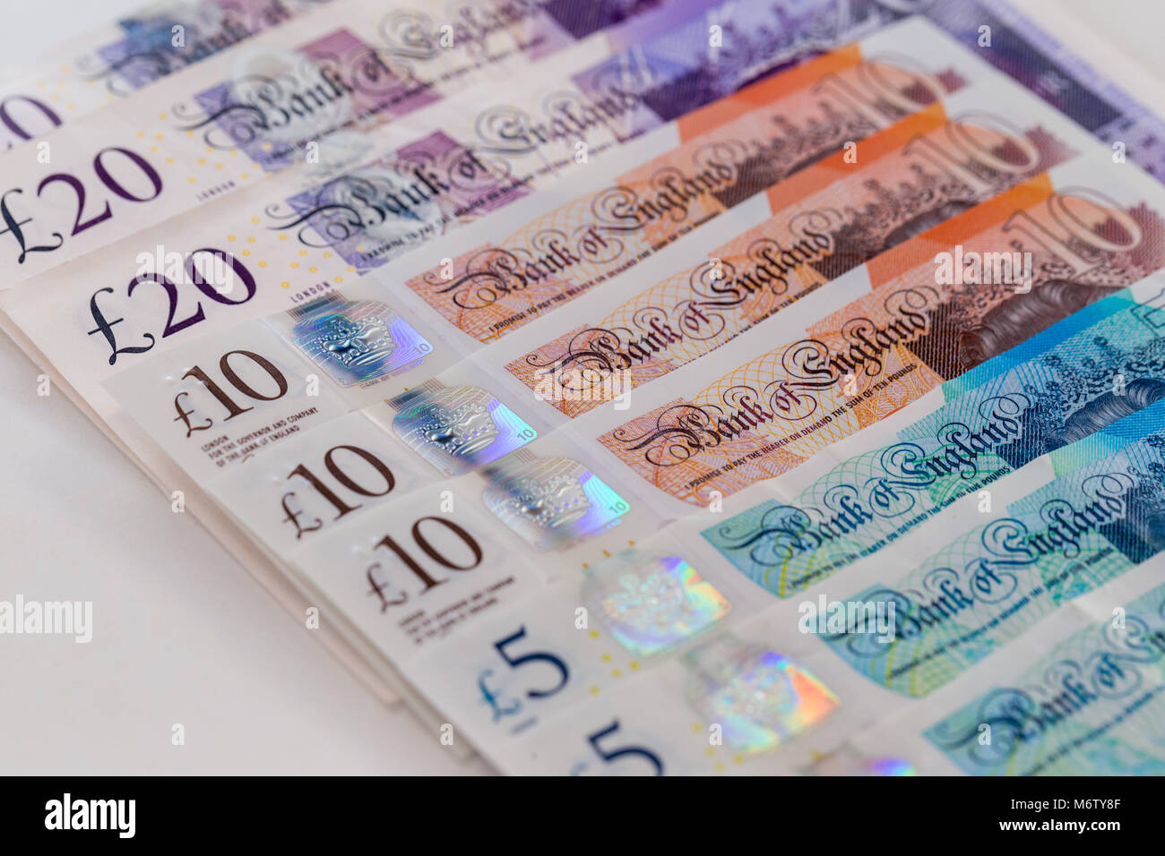 Hintergrund von fünf, zehn und zwanzig Pfund Sterling bank Notes, in einer Reihe angeordnet Stockfoto