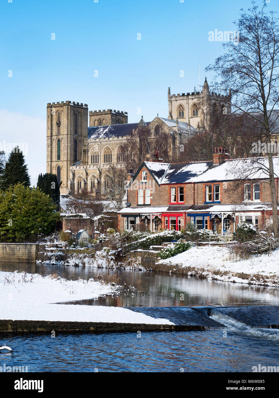 Ripon Kathedrale aus dem Fluss Skell im Winter Ripon North Yorkshire England Stockfoto