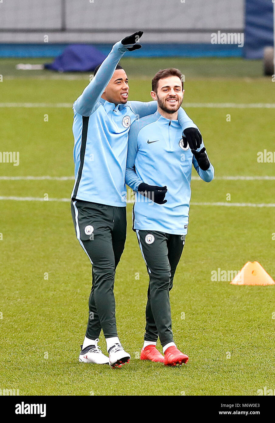 Von Manchester City Gabriel Jesus Links Und Manchester City Bernardo Silva Rechts Wahrend Des Trainings An Der Cfa Manchester Stockfotografie Alamy