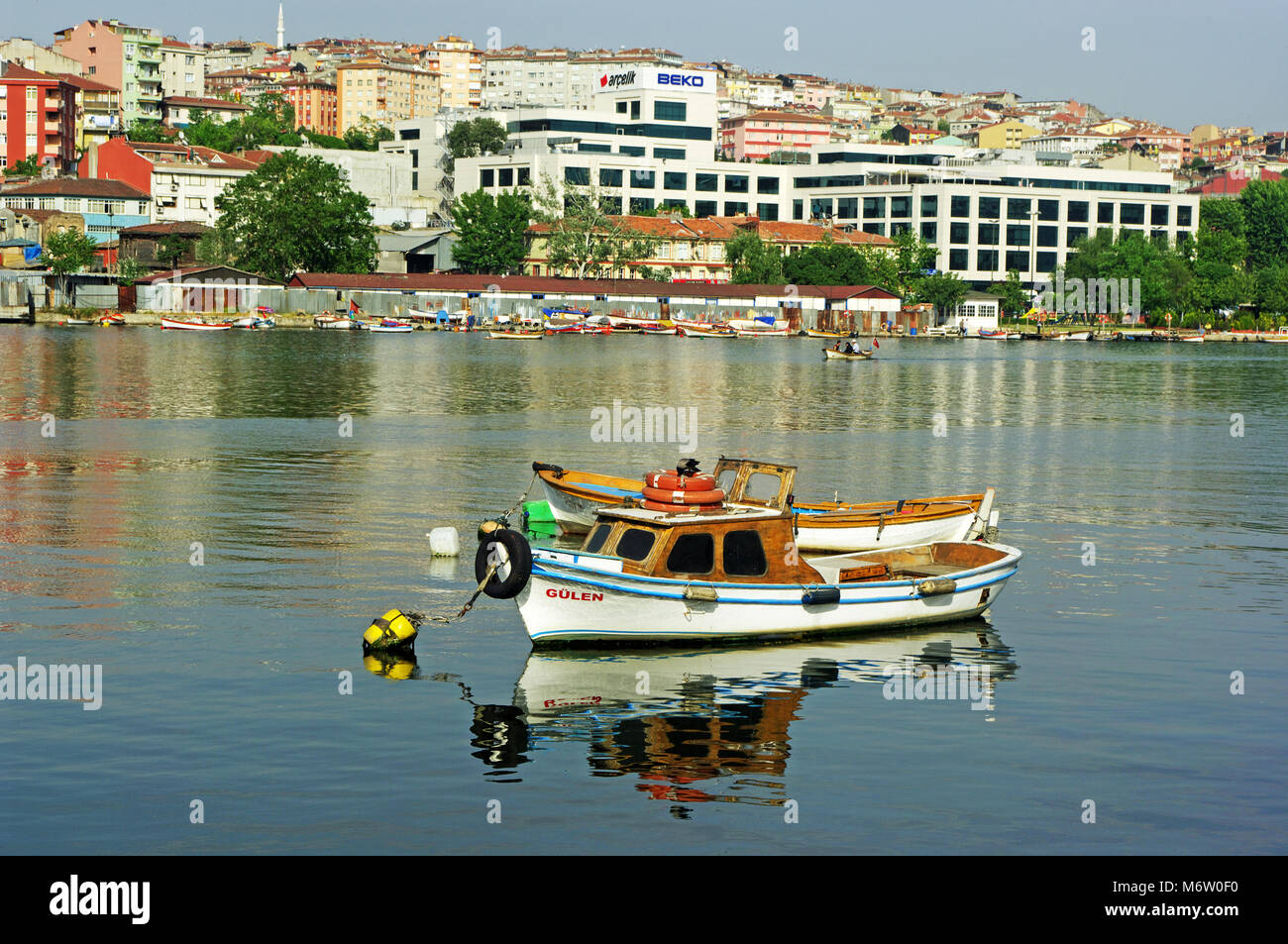 Istanbul Beyoglu, Hintergrund, Motor Boote am Goldenen Horn ( Halic) Türkei, Stockfoto