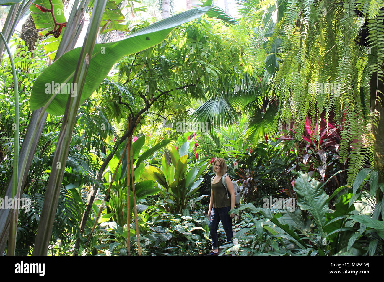 Girl posiert vor Jim Thompson Haus in Bangkok, Thailand. Stockfoto