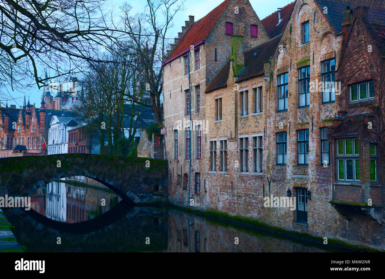 Kanäle von Brügge am Abend, Belgien. Getonten Bild Stockfoto
