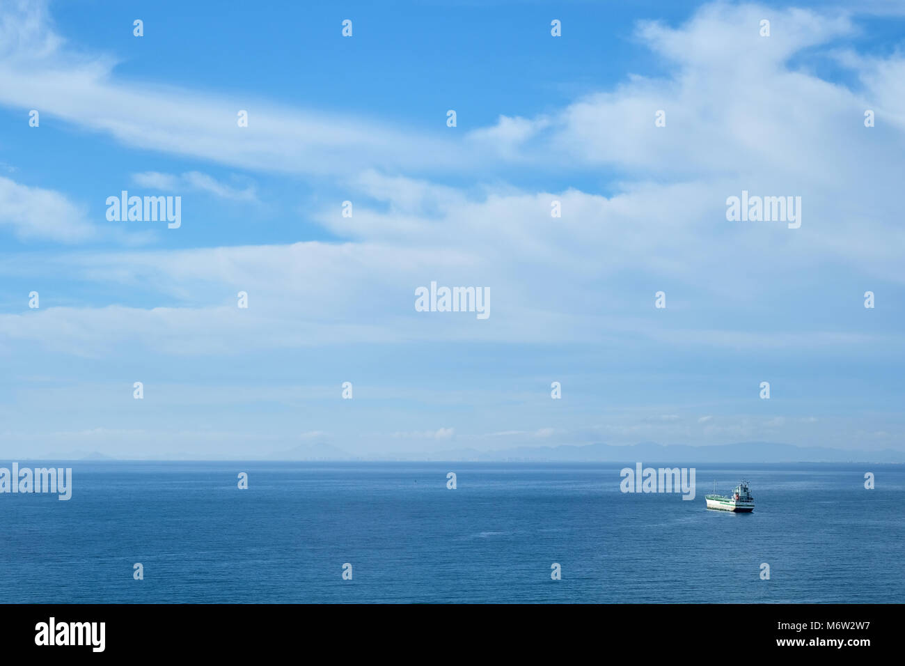 Schiff auf der Reede im Mittelmeer Stockfoto