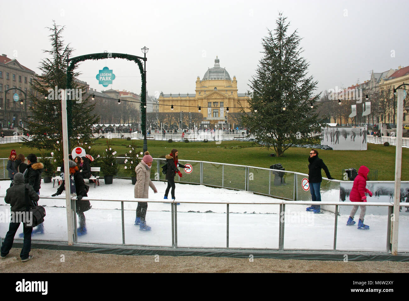 Kroatien Zagreb, 18. Dezember 2016: Eislaufen Park im Winter auf König Tomislav Square, in der Nähe der Kunst Pavillon, mit Besuchern Skaten rund um die Stockfoto