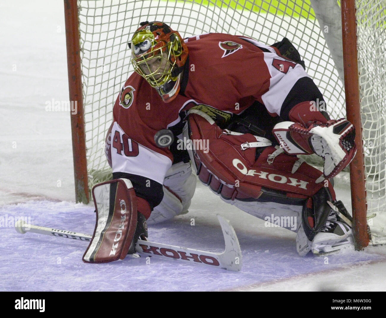 Ottawa Senators goalie Patrick Lalime macht das bei einem Spiel gegen die Boston Bruins an der Fleet Center in Boston, Ma USA März 8, 2001 phot Bill belknap Stockfoto