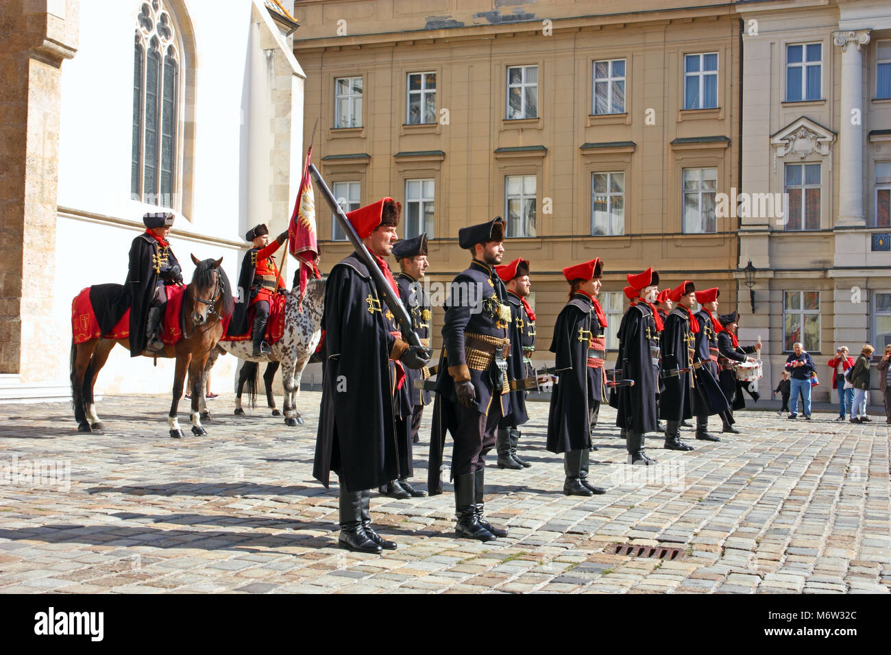 Kroatien Zagreb, 1. OKTOBER 2017: Ablösung der Wache, Mitglieder der Cravat Regiment vor der Kirche von St. Mark, Zagreb Stockfoto