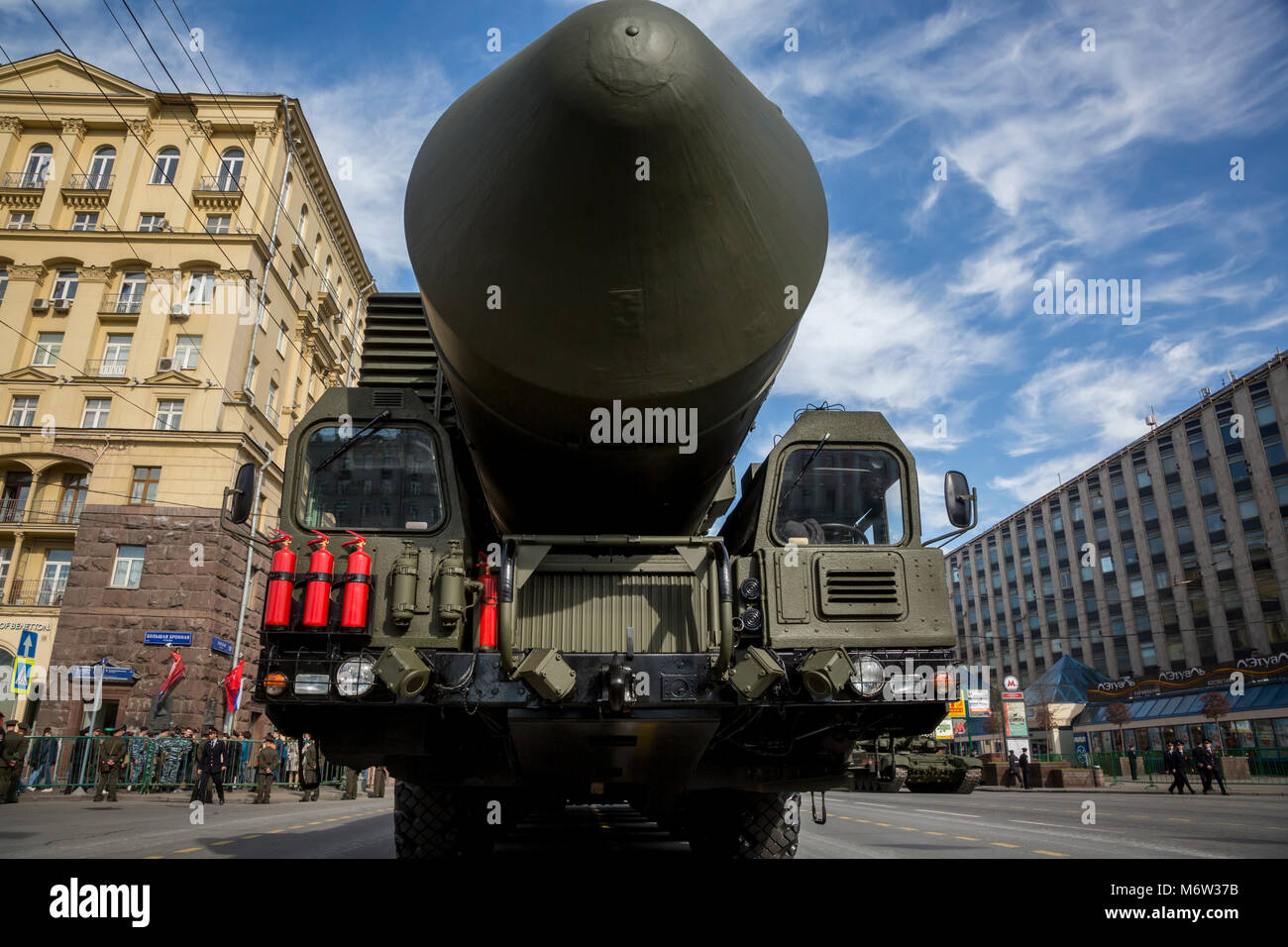 Ein YARS RS-24 Festtreibstoff inter-continental ballistic missile bewegt sich durch die Moskauer Tverskaya Straße während eines der 9. Mai Tag des Sieges Parade Stockfoto