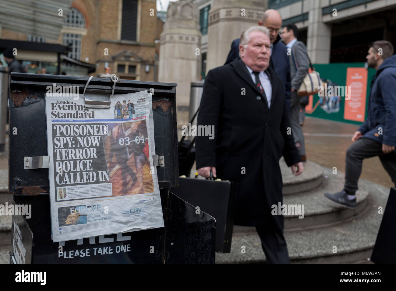 London Pass - Durch neuste Schlagzeile über Ex-russischen Spion Sergei Skripal der Verdacht auf Vergiftung durch Russland im Süden Englands die Londoner Zeitung "Evening Standard, am 6. März 2018, im Finanzviertel der Hauptstadt, der Stadt London, England. Da beide Skripal und eine Frau glaubte, seine Tochter Ylulia bleiben in einem kritischen Zustand an der Salisbury Krankenhaus, wo er krank am Sonntag, 4. genommen wurde, Britische Anti-terror Polizei übernommen haben, die Untersuchung von der lokalen Wiltshire Kraft. Die britische Presse haben schnell in die Schuld Präsident Putins Beteiligung nur wenige Wochen vor seinem Pr. Stockfoto