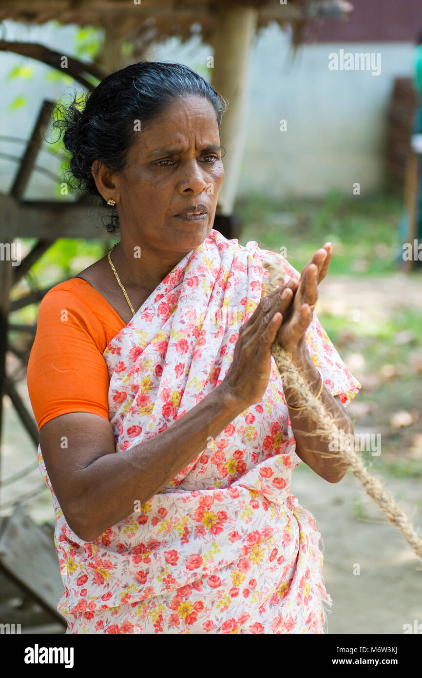 Indische Frau, die Seil aus Kokokur aus Kokosschalen in Kumbalangi Village, Cochin, Kochi, Indien, hergestellt Stockfoto