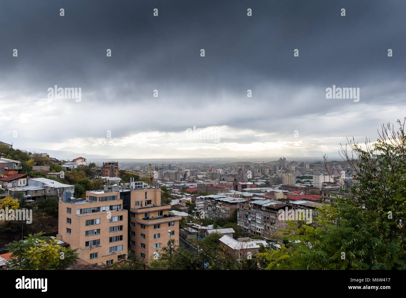 Eriwan ist die Hauptstadt und größte Stadt von Armenien und eine der ältesten ununterbrochen bewohnten Städte der Welt. Entlang des Flusses Hrazdan. Stockfoto