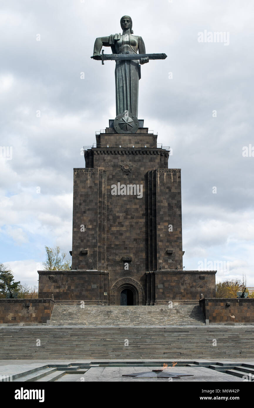Die Mutter Armenien statue symbolisiert den Frieden durch Stärke. Es kann erinnern Zuschauer einige der prominenten weiblichen Figuren in der armenischen Geschichte. Stockfoto