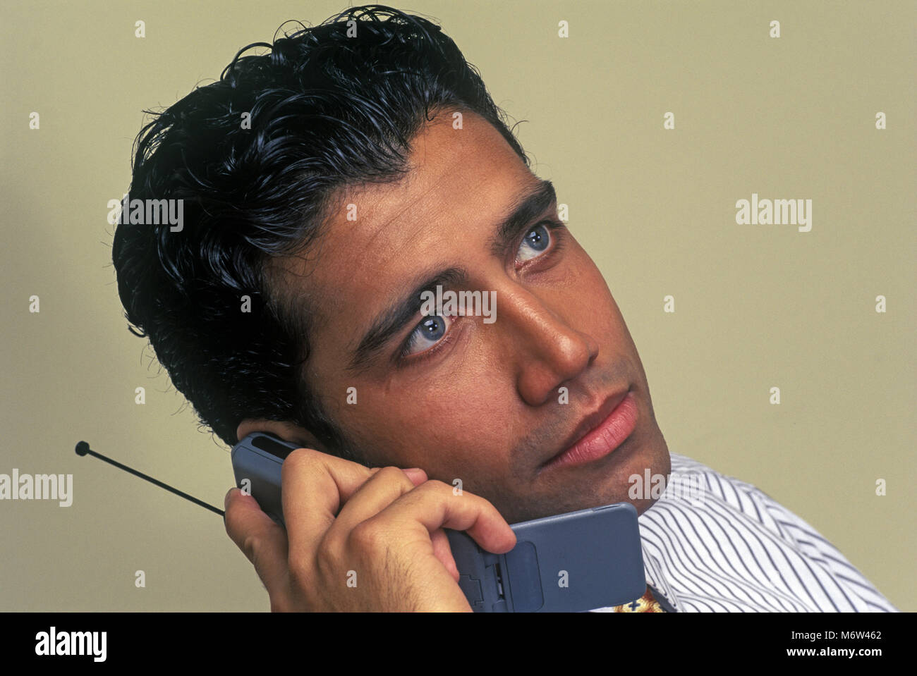 1996 historische HISPANIC MAN DRINNEN MIT MOBILTELEFON TELEFON (© MOTOROLA CORP 1995) Stockfoto