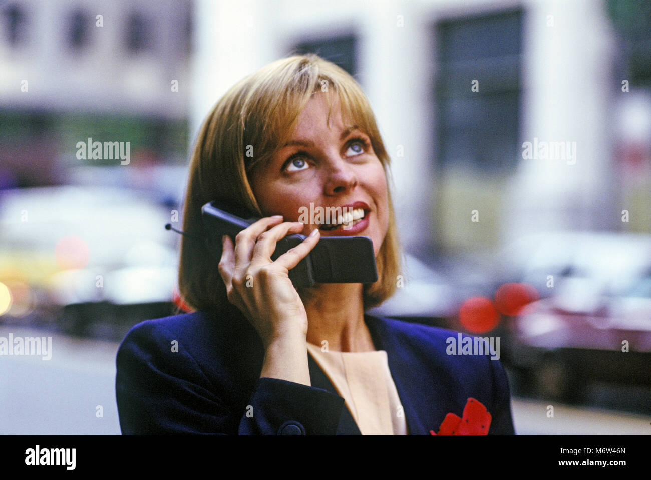 1996 historische KAUKASISCHEN GESCHÄFTSFRAU IM FREIEN MIT MOBILTELEFON TELEFON (© MOTOROLA CORP 1995) Stockfoto