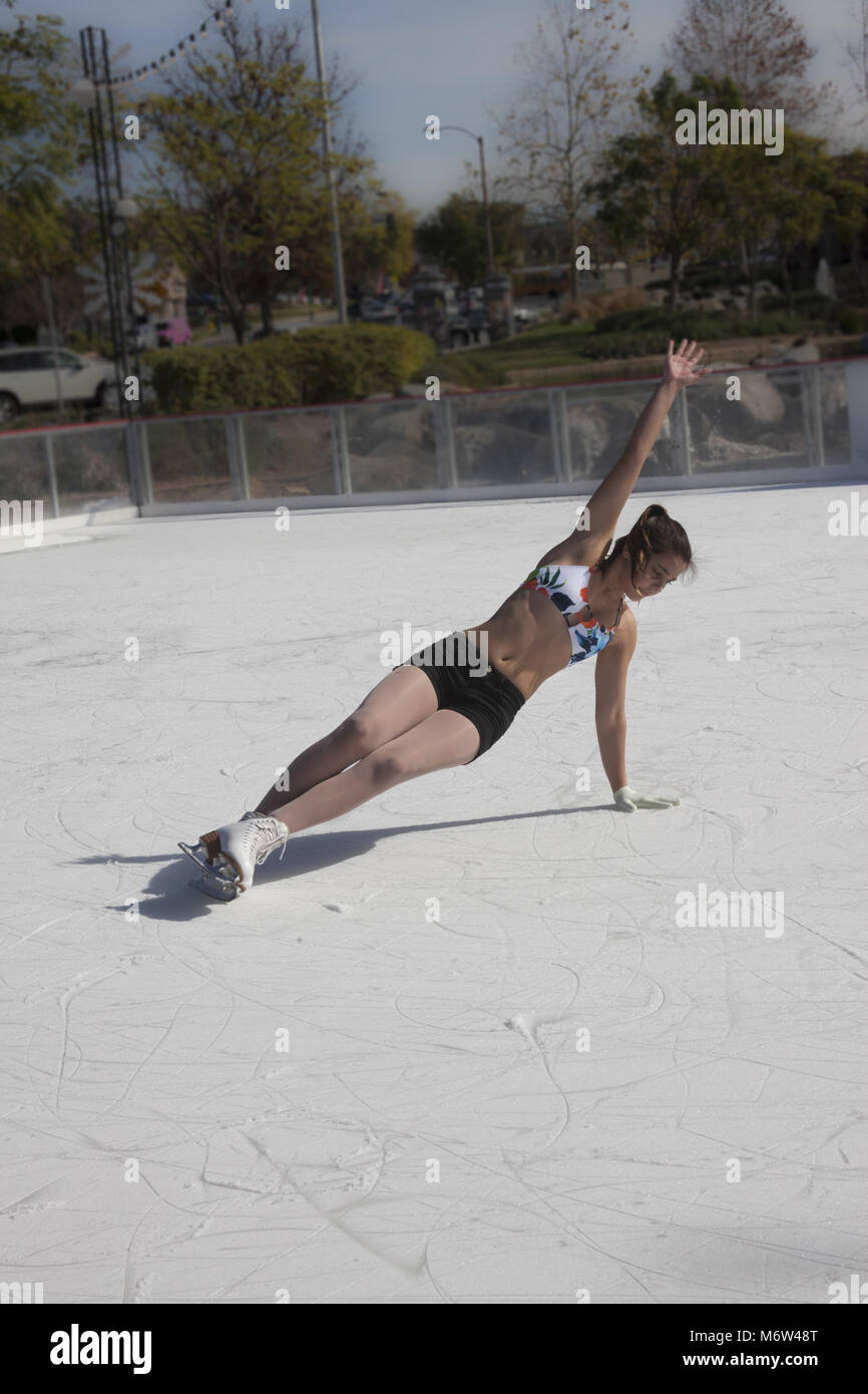 Jugendmädchen Eislaufen im Freien in Shorts und Bikini Oberteil im Südlichen Califiornia in 85 Grad im Winter Wetter Stockfoto