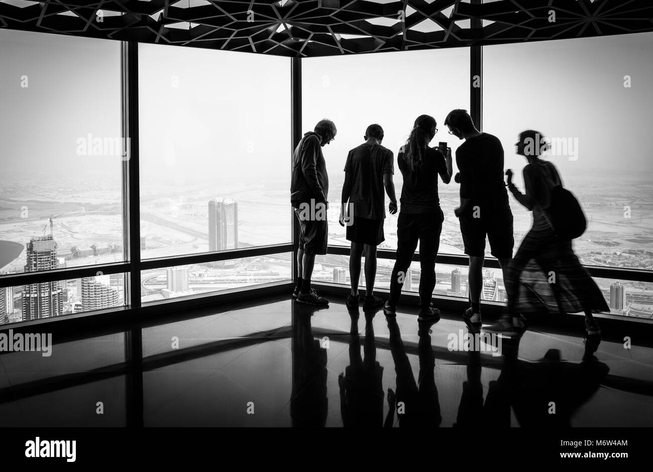 Die Menschen genießen die iewing Bereich im Burj Khalfa' an Erfahrung der Spitze" in Dubai Stockfoto