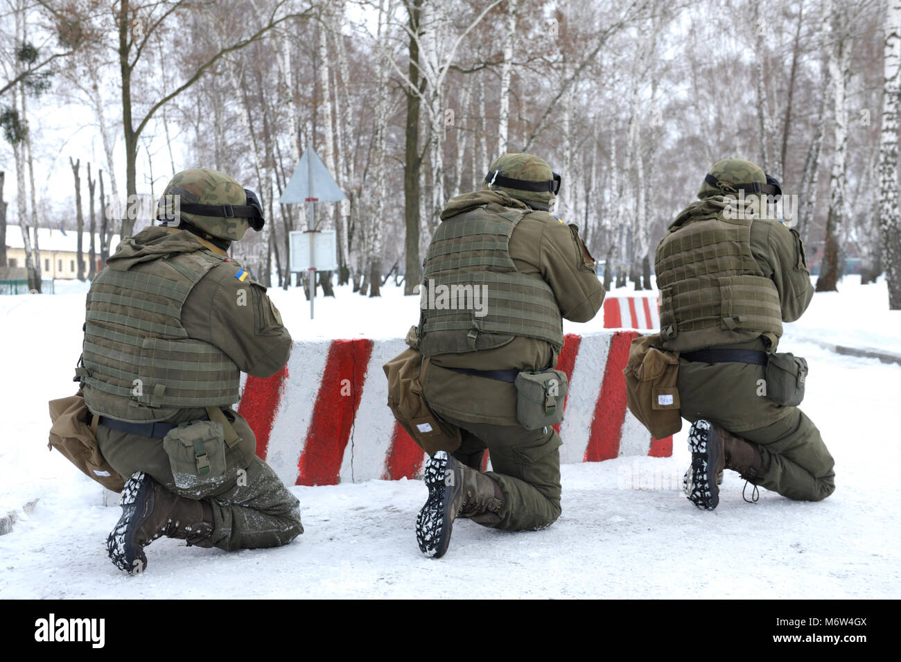 Ukrainische Soldaten nahmen Stellung guarding Straßensperre. Nationalgarde der Ukraine Übungen. Februar 1, 2018. Militärischer Bereich in Novo-Petrivtsi, Ukraine Stockfoto