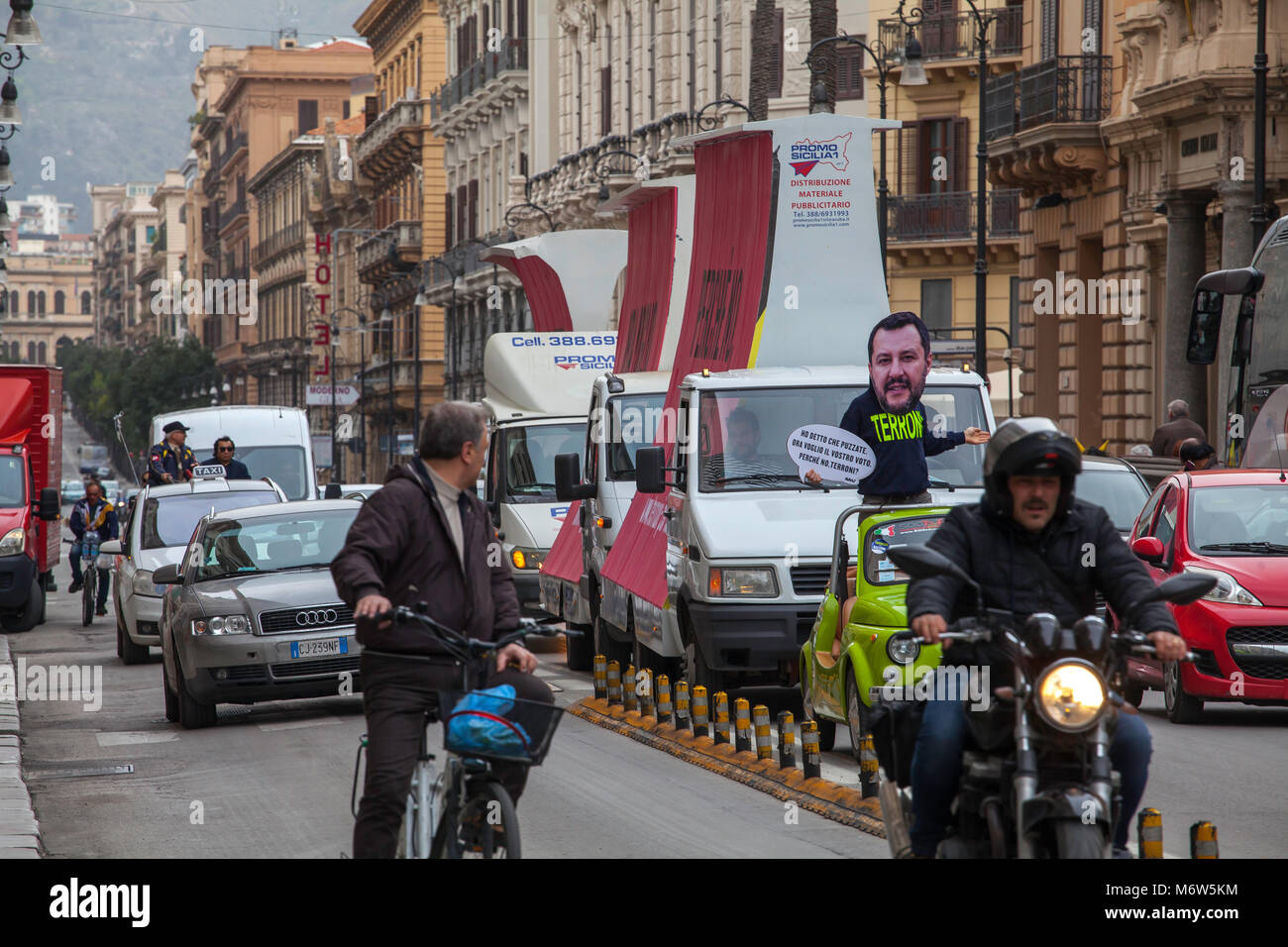 Eine gefälschte Matteo Salvini fordert, die Abstimmung zu "Südländer" in Palermo: Ist die Avaaz Flash Mob in den Wahlen im März 4, 2018. Stockfoto