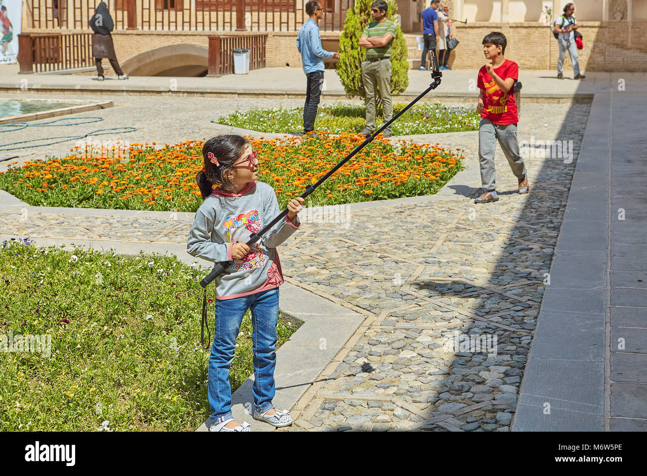 Kashan, Iran - 26. April 2017: Kleine iranische Mädchen macht Fotos in Tabatabaei historischen Haus. Stockfoto