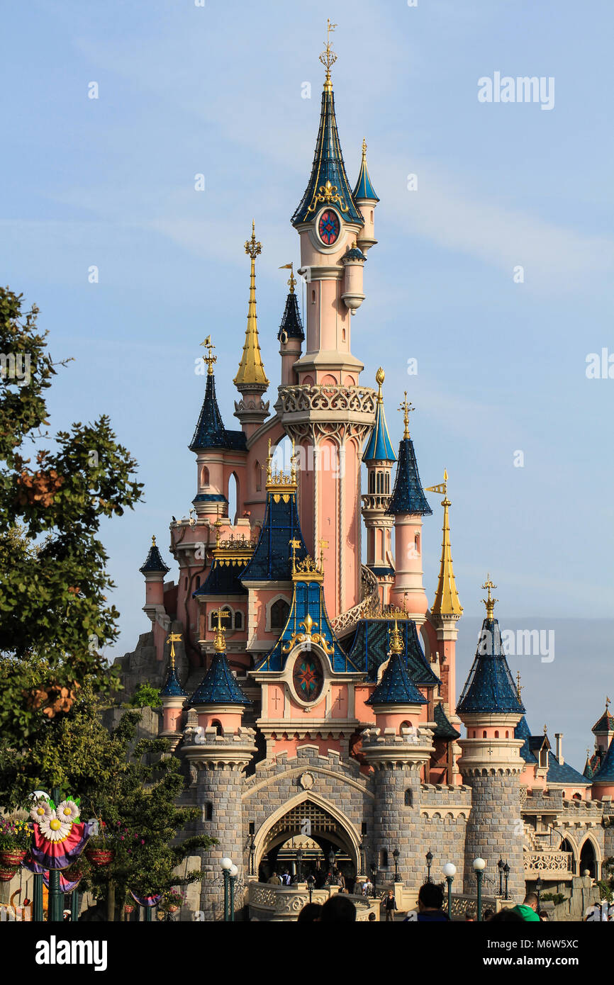 Eine Nahaufnahme von Dornröschenschloss in Disneyland, Paris, die die architektonischen Details des Gebäudes und seinen Türmchen Stockfoto