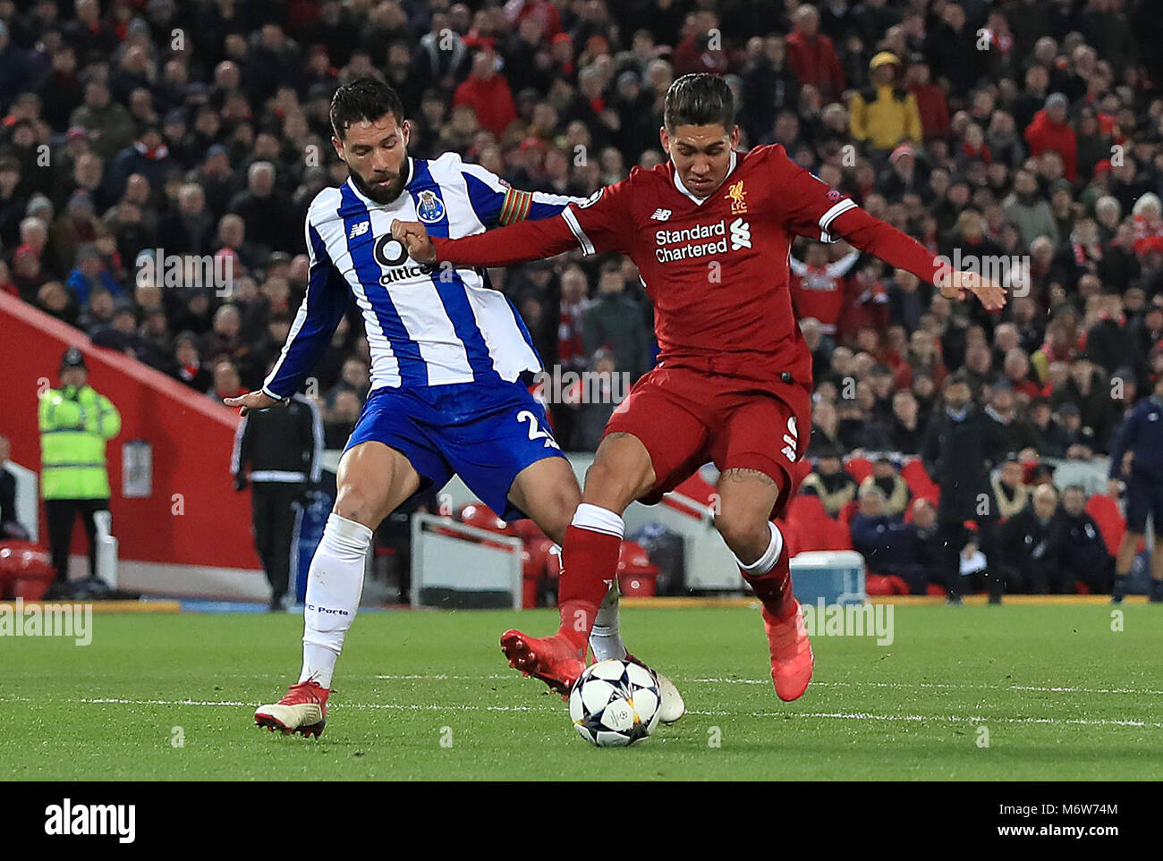 FC Porto Felipe Augusto de Almeida Monteiro (links) und Liverpools Roberto Firmino Kampf um den Ball während der UEFA Champions League Match in Liverpool, Liverpool. Stockfoto