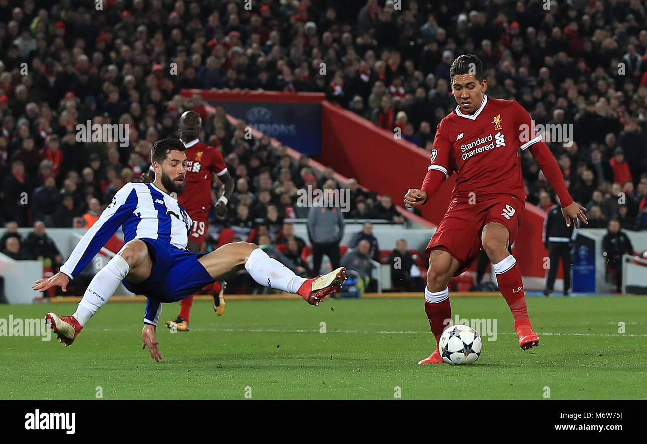 FC Porto Felipe Augusto de Almeida Monteiro (links) und Liverpools Roberto Firmino Kampf um den Ball während der UEFA Champions League Match in Liverpool, Liverpool. Stockfoto