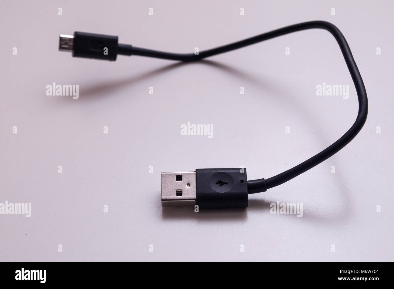 USB- und Micro-USB-Kabel. Micro-USB-Kabel Stecker auf weißem Hintergrund Stockfoto