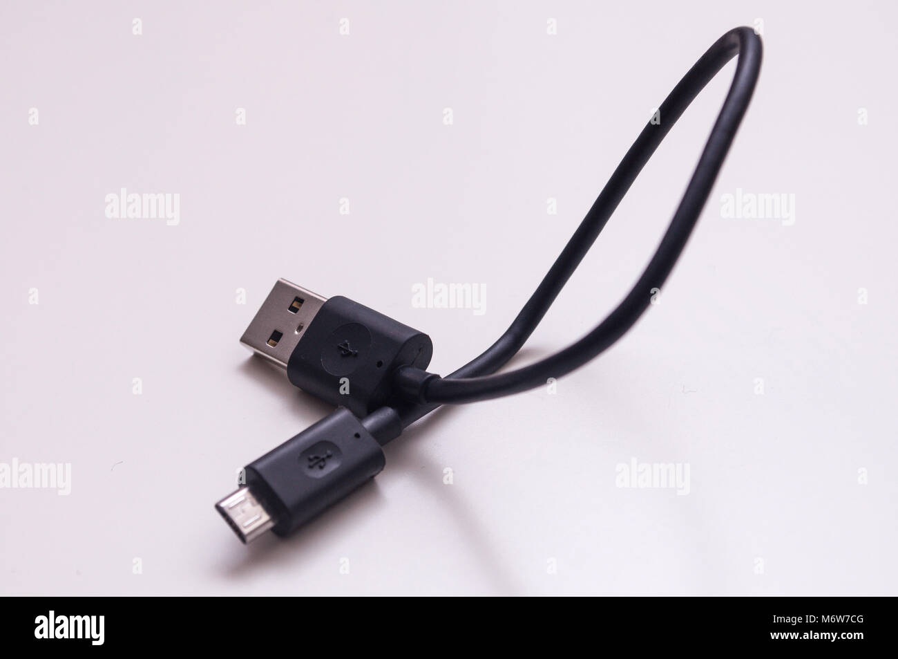 USB- und Micro-USB-Kabel. Micro-USB-Kabel Stecker auf weißem Hintergrund Stockfoto
