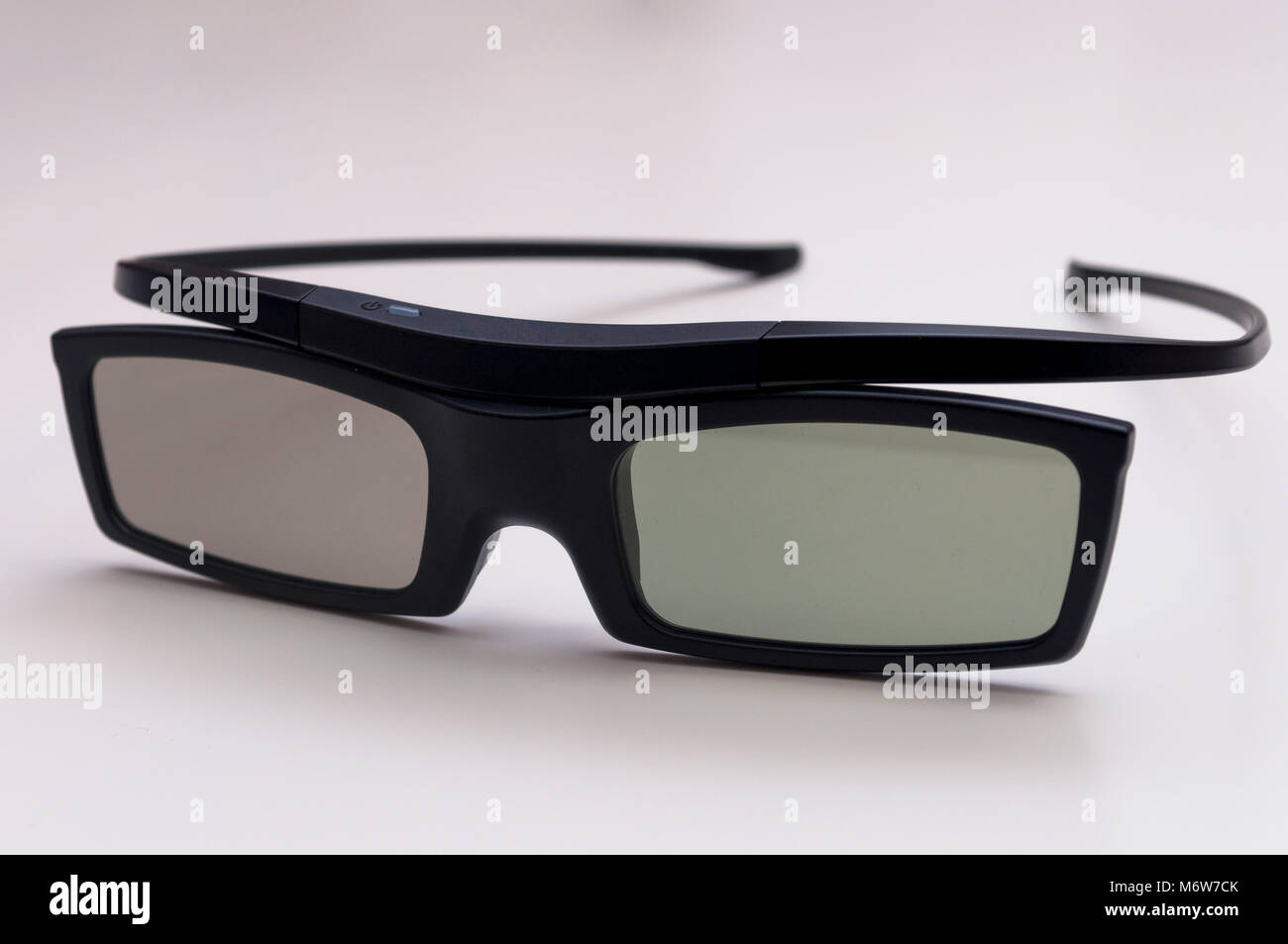 Hochwertige 3D-Kino Gläser auf weißem isoliert. Moderne 3D-Brille Stockfoto