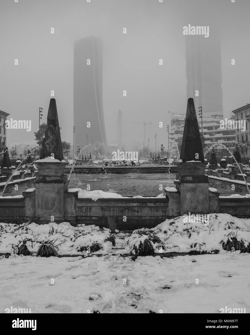 Brunnen der Vier Jahreszeiten in der Piazza Giulio Cesare, Citylife, mit Il Dritto und Il Storto Wolkenkratzer im Hintergrund, während Sie im Winter Stockfoto