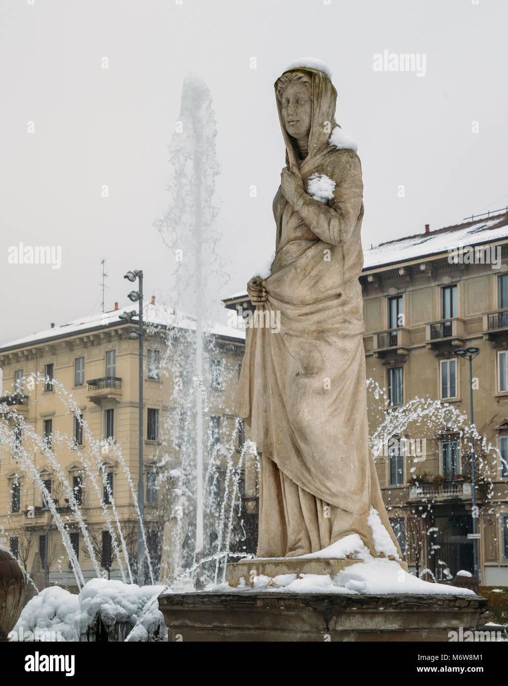 Mailand, Lombardei, Italien, Statuen und Brunnen in Giulio Cesare Square, in der Nähe der neuen Citylife. Stockfoto