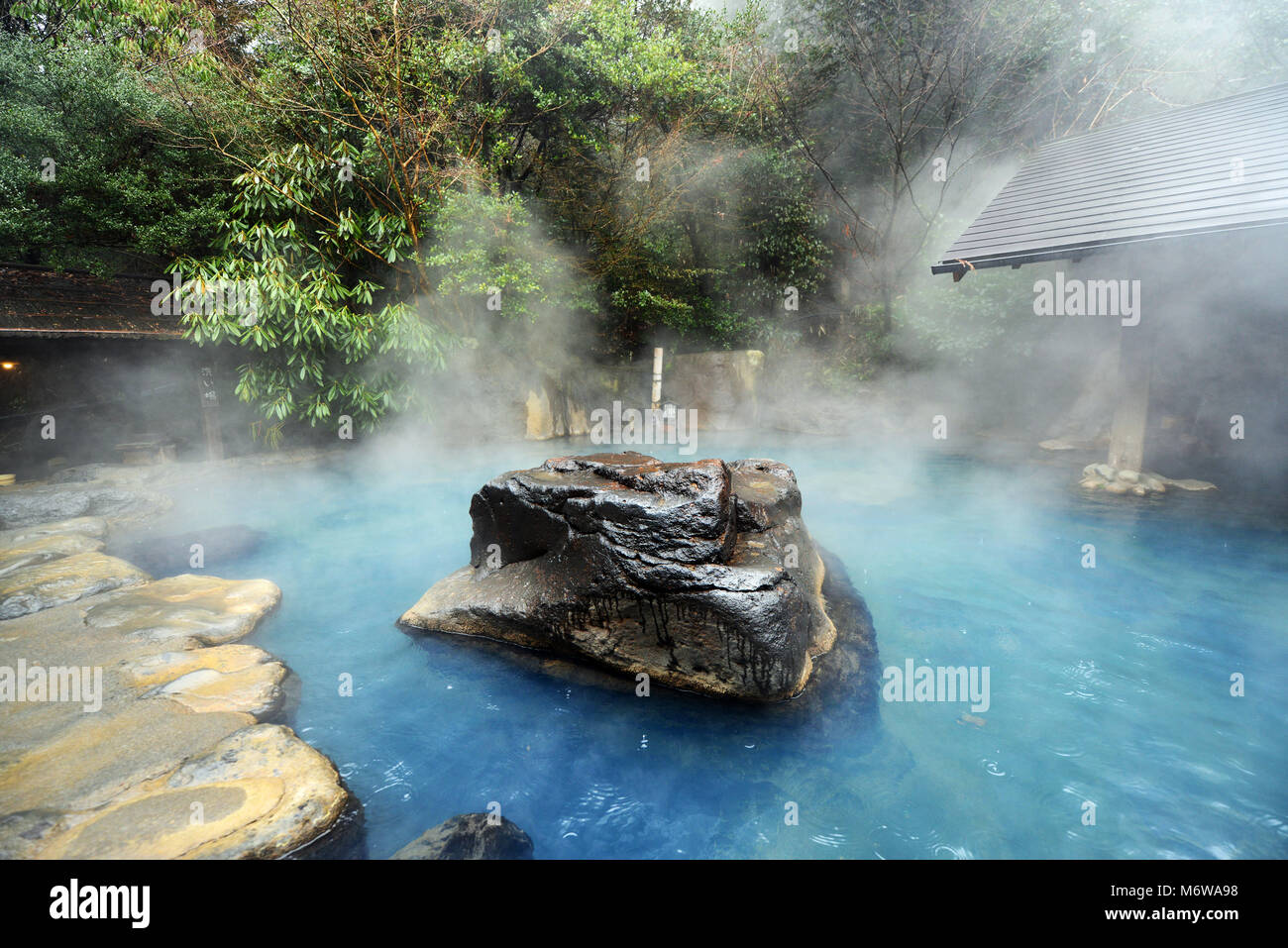 Die schöne yamabiko Rotenburo in Kurokawa Onsen, Japan. Stockfoto