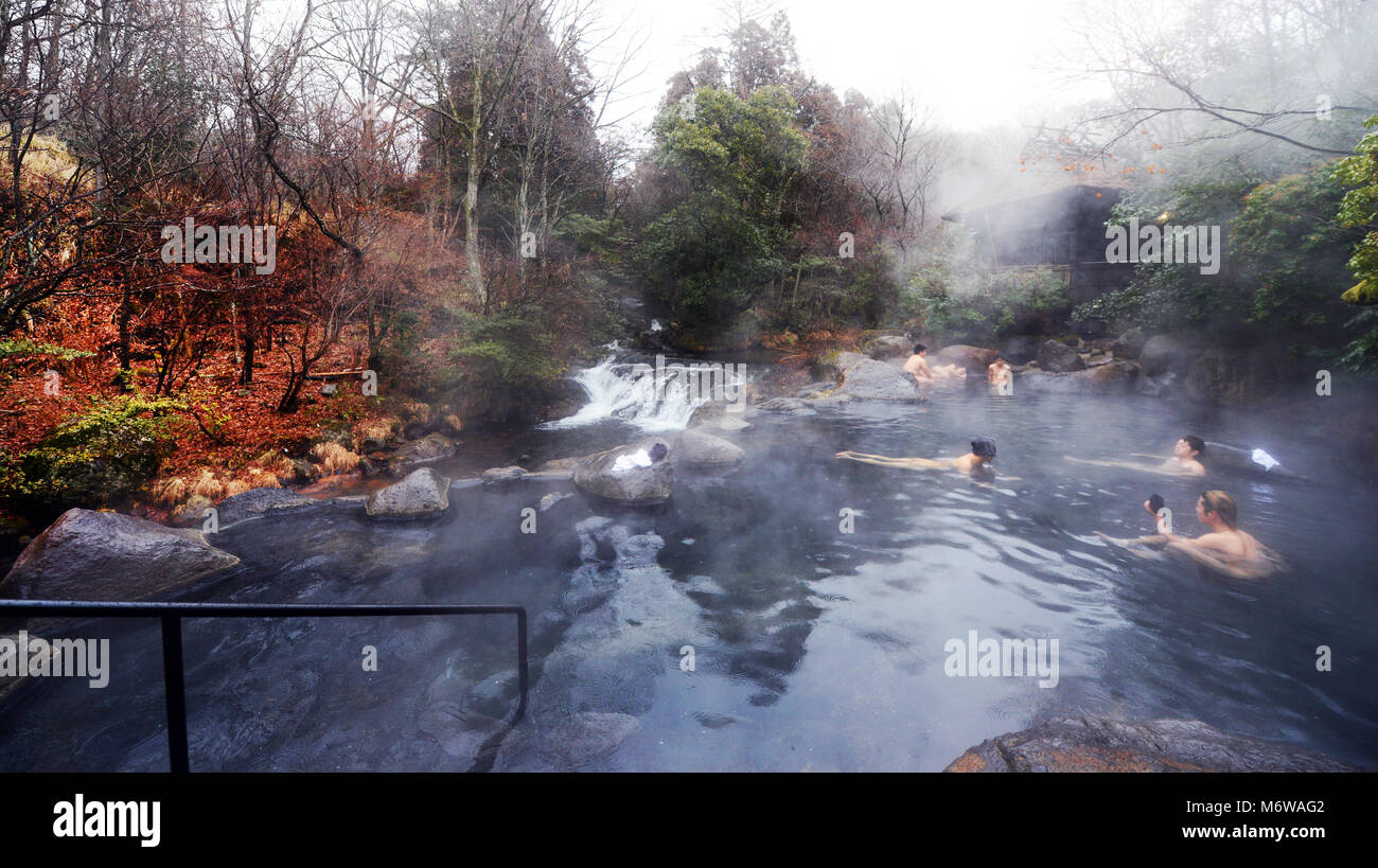 Das Riverside Yamamizuki Rotenburo (Outdoor Thermalbad) in Kurokawa Onsen in Kyushu, Japan. Stockfoto