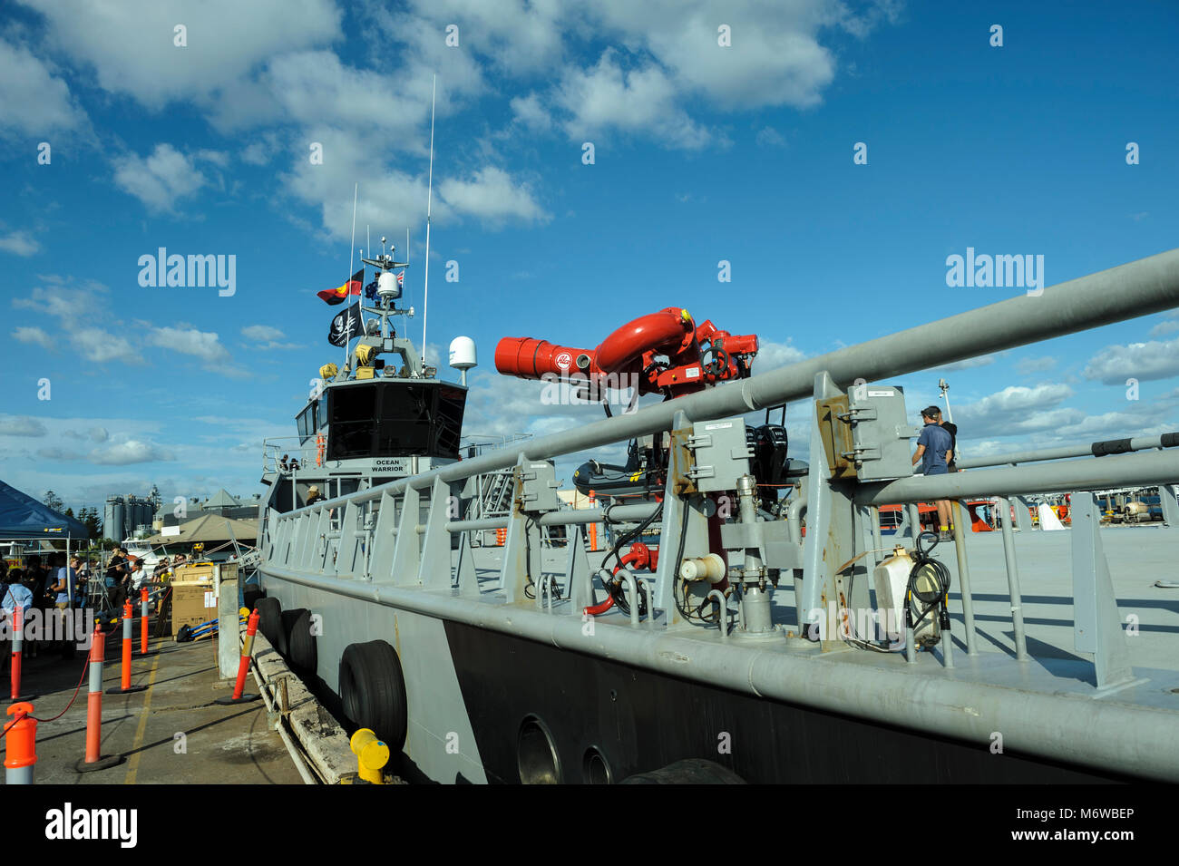 Deck und Brücke von benutzerdefinierten der Sea Shepherd gebaut, high speed Patrol Schiff, der "Ocean Warrior", mit roten, high-powered Wasserwerfer Prominente Stockfoto