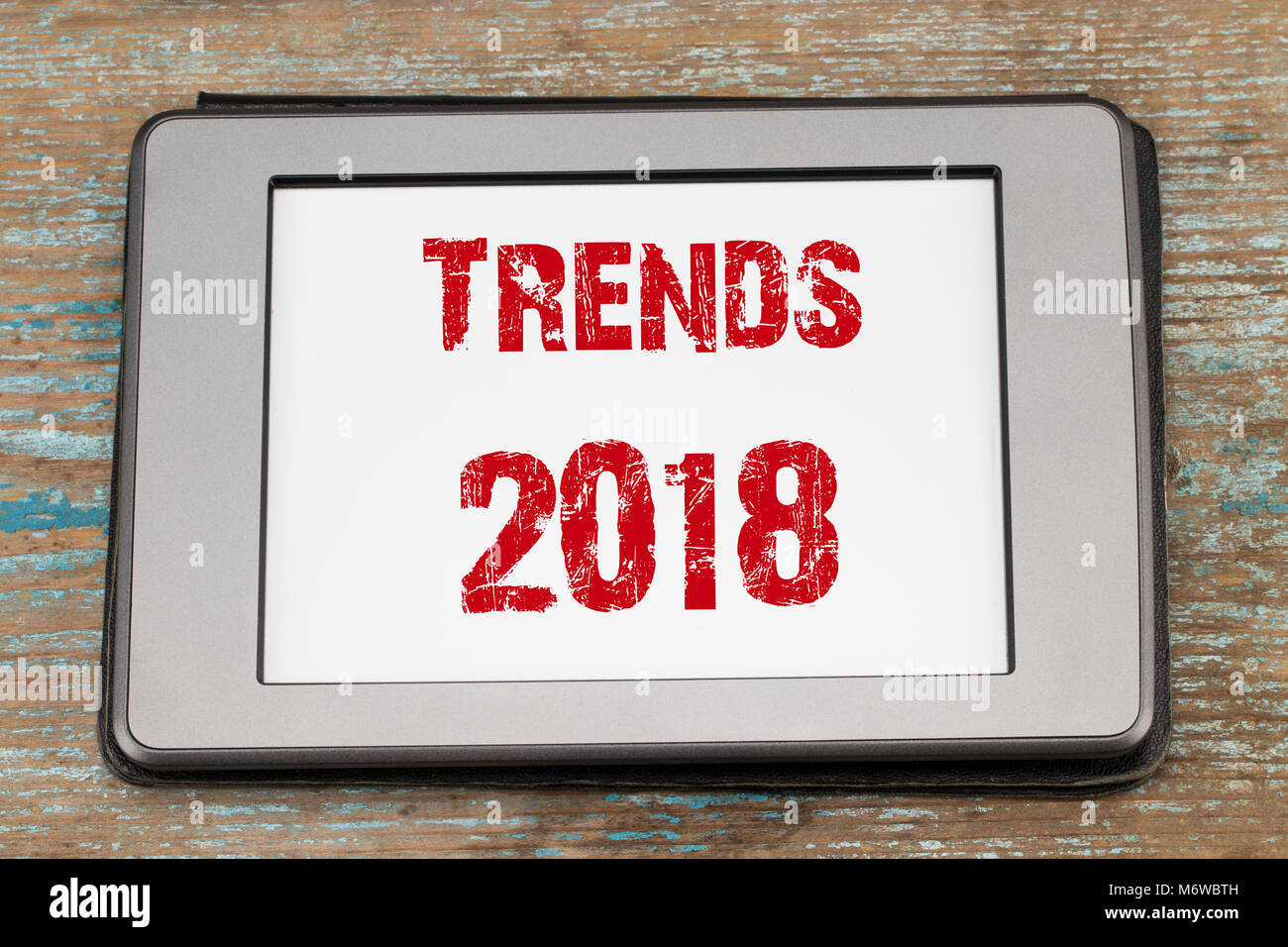 Trends 2018 Inschrift auf e-Buch auf Holztisch. Stockfoto