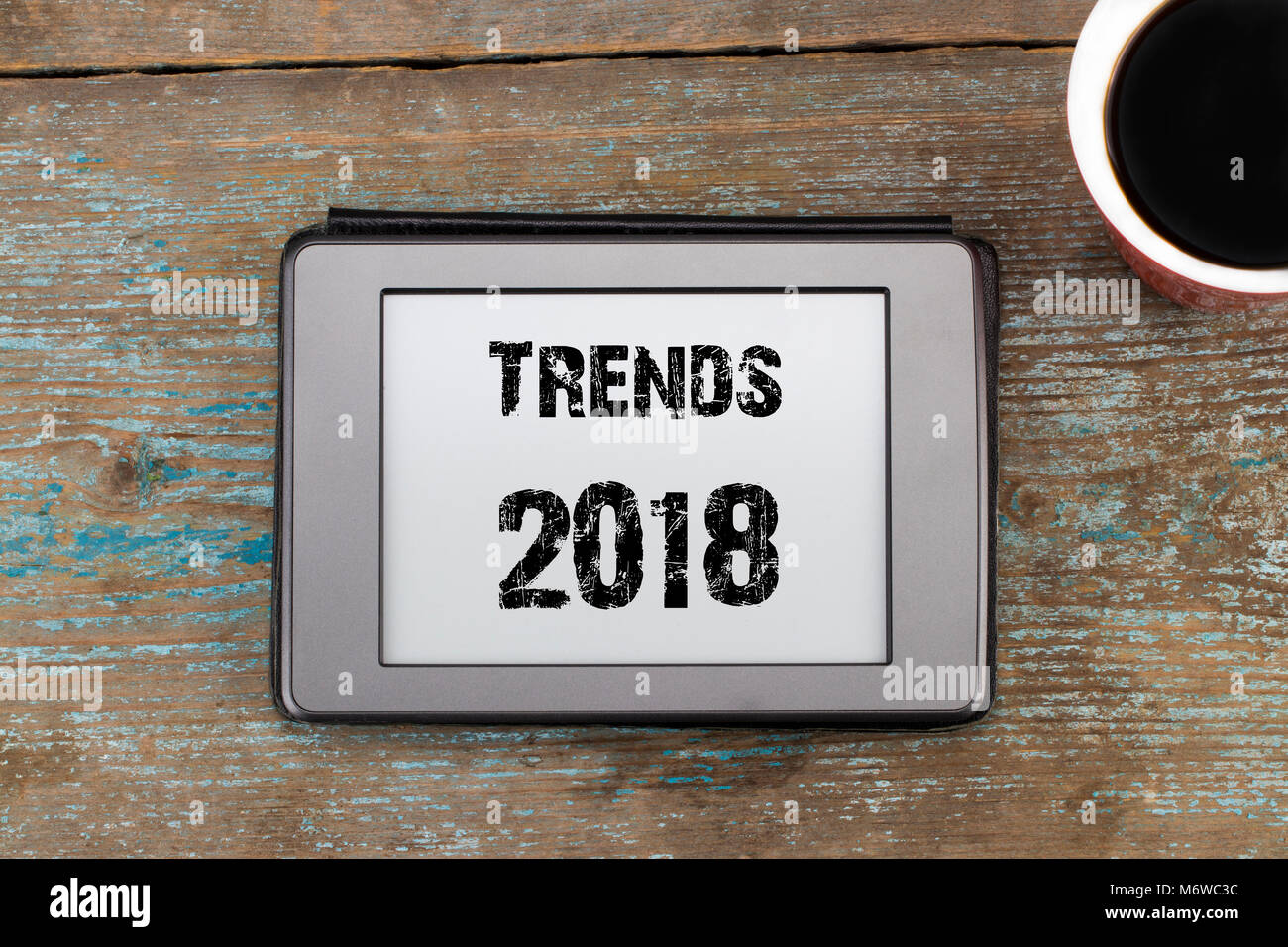 Trends 2018 Inschrift auf e-Buch. E-Book Reader und Kaffee Tasse auf hölzernen Tisch. Stockfoto