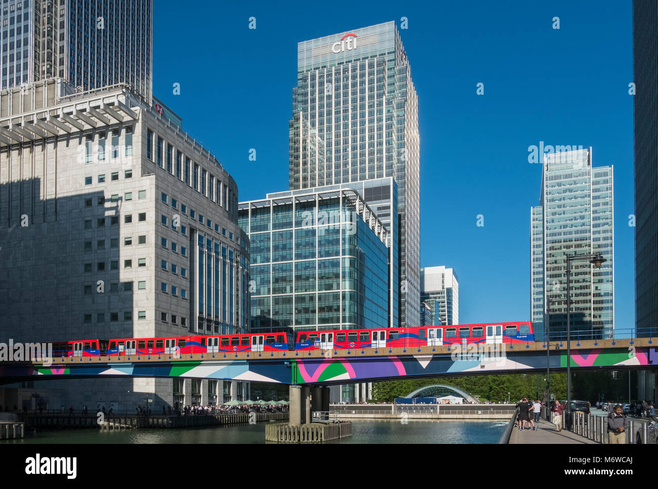 Die Docklands Light Railway Zug fährt durch moderne Wolkenkratzer in Canary Wharf, Londons Finanzviertel, London, UK Stockfoto