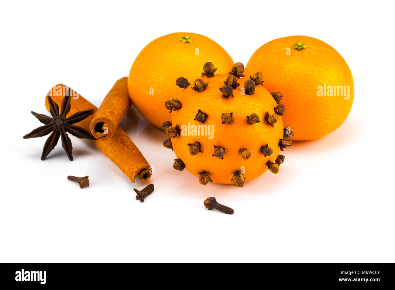 Reifen Mandarinen mit Zimt und Nelken isoliert auf Weiss. Stockfoto