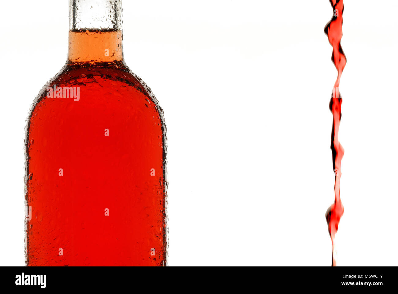 Flasche Wein, ein Glas Wein, Hintergrundbeleuchtung, weißer Hintergrund, Rose Wein, Wein Stockfoto