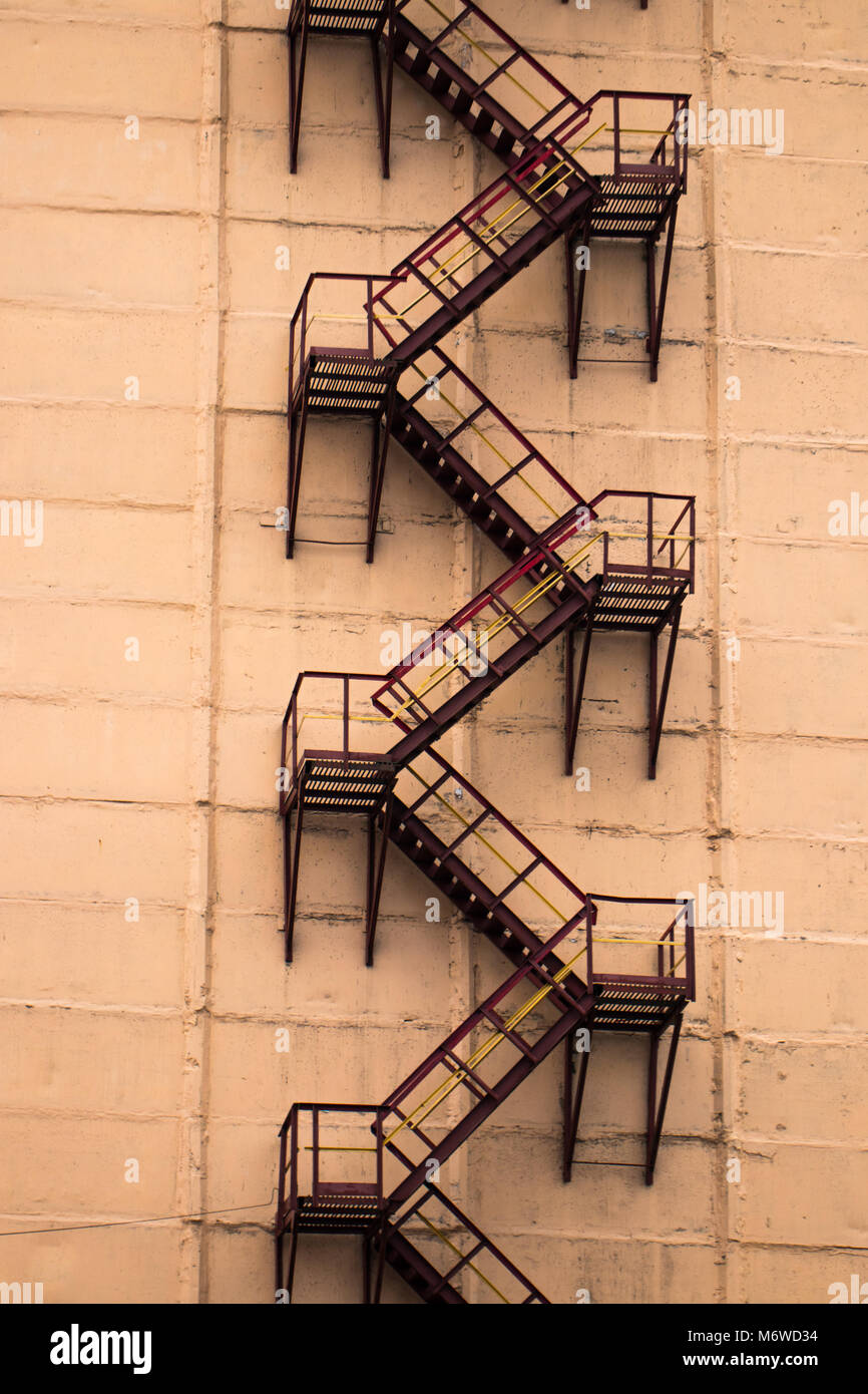 Eine Feuerleiter an der alten Gebäude. Stockfoto