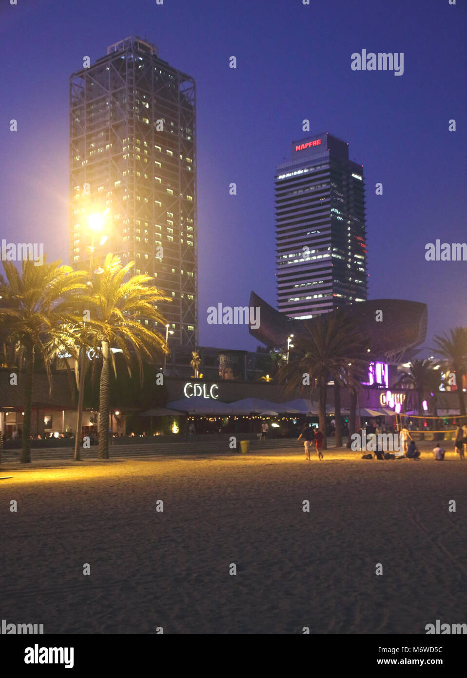 Hotel Arts und Torre Mapfre in der Nacht Barcelona Spanien Stockfoto