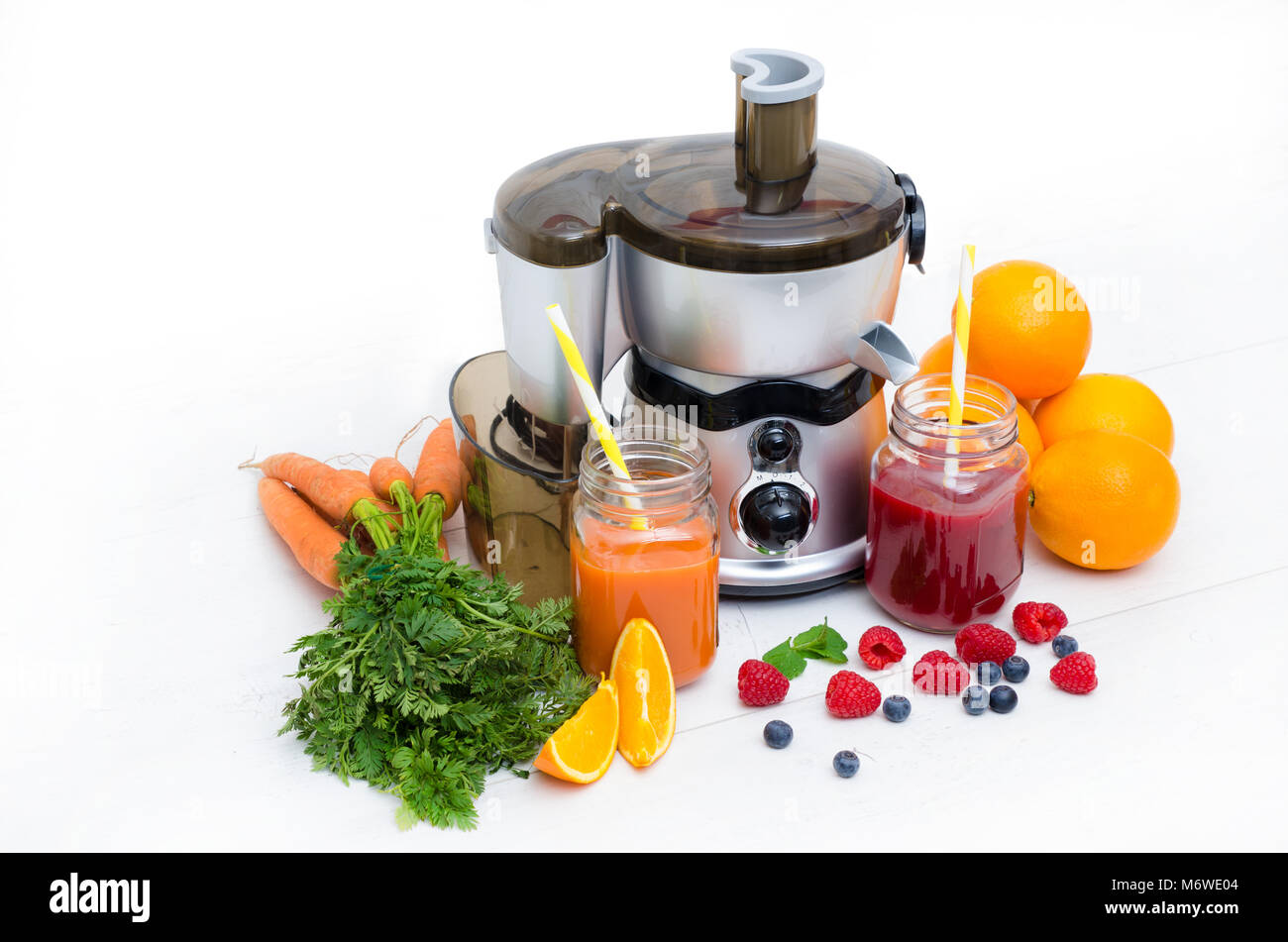 Vorbereitung Saft aus frischen Früchten und Gemüse. Elektrische Saftpresse, gesunden Lebensstil Konzept Stockfoto