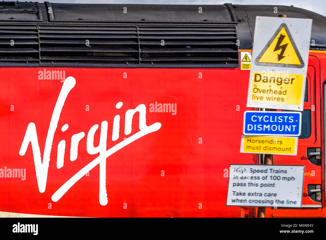 Das neue Inter City East Coast franchise Jungfrau und Stagecoach elektrische Lokomotive VTEC 91105 in den neuen roten Lackierung Stockfoto