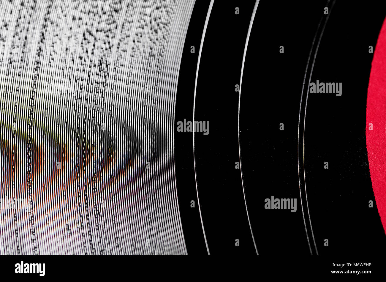 Extreme von Schallplatte schwarze Fläche schließen, Nuten und Textur kopieren Platz Red Label auf der Seite Stockfoto