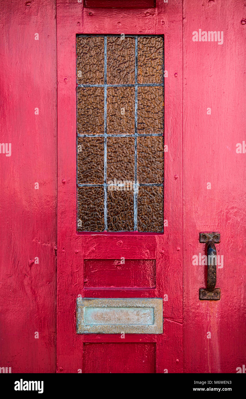 Detail einer roten Tür in ein Haus Stockfoto