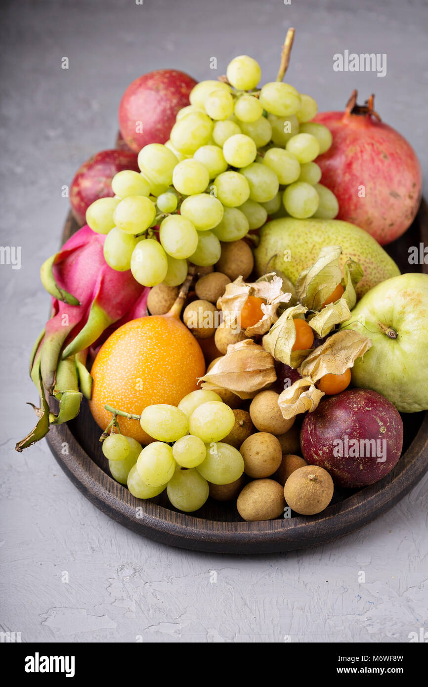 Exotische Früchte Platte mit Trauben, Drachenfrucht, longan und Passionsfrucht Stockfoto