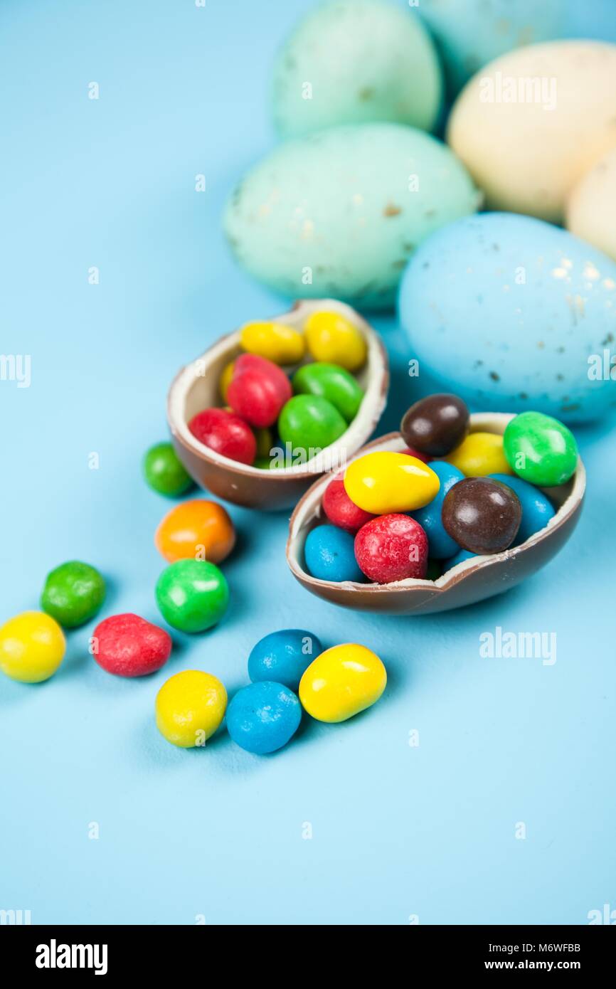 Ostereier auf blauem Hintergrund Stockfoto