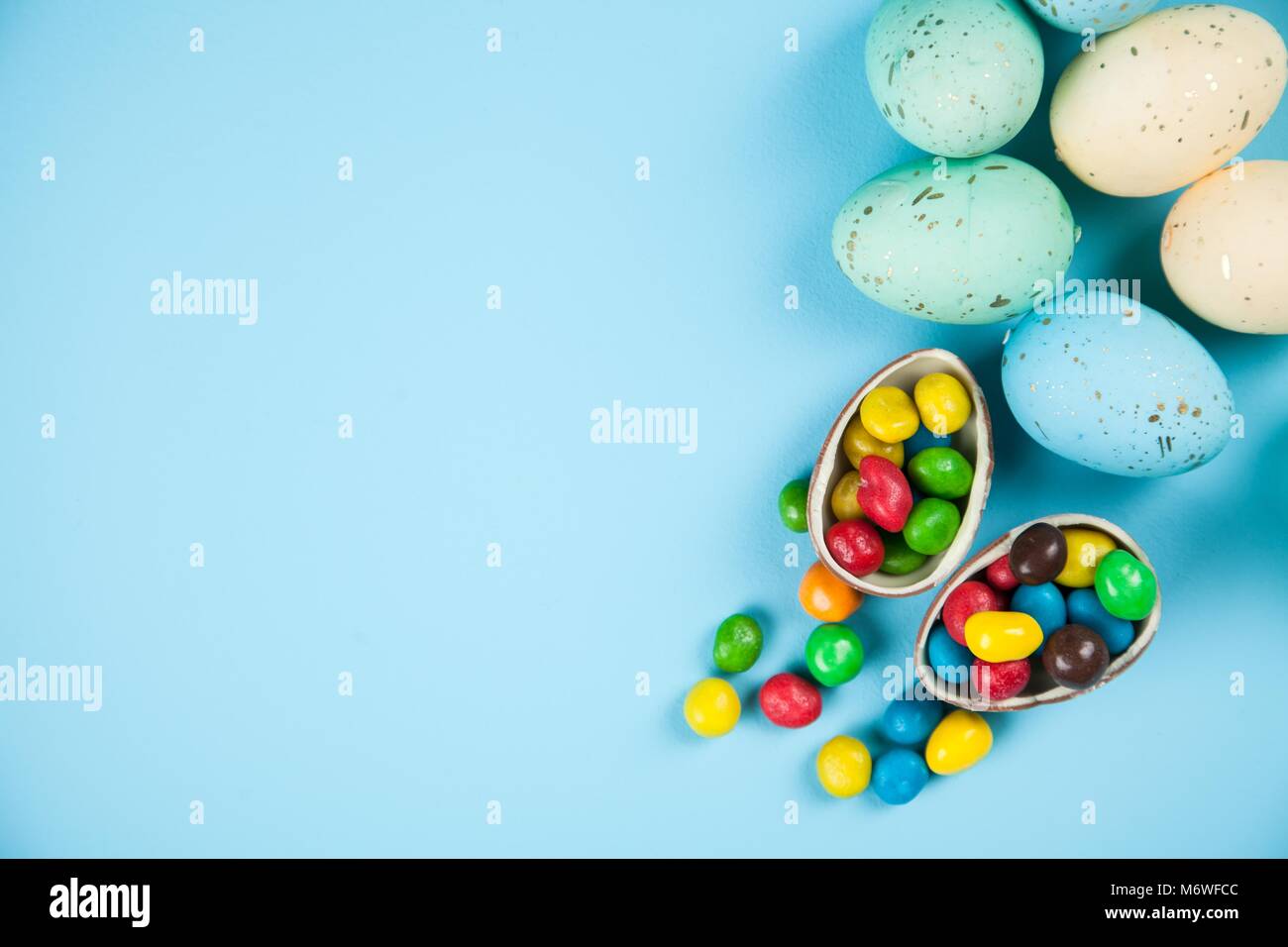 Ostereier auf blauem Hintergrund Stockfoto