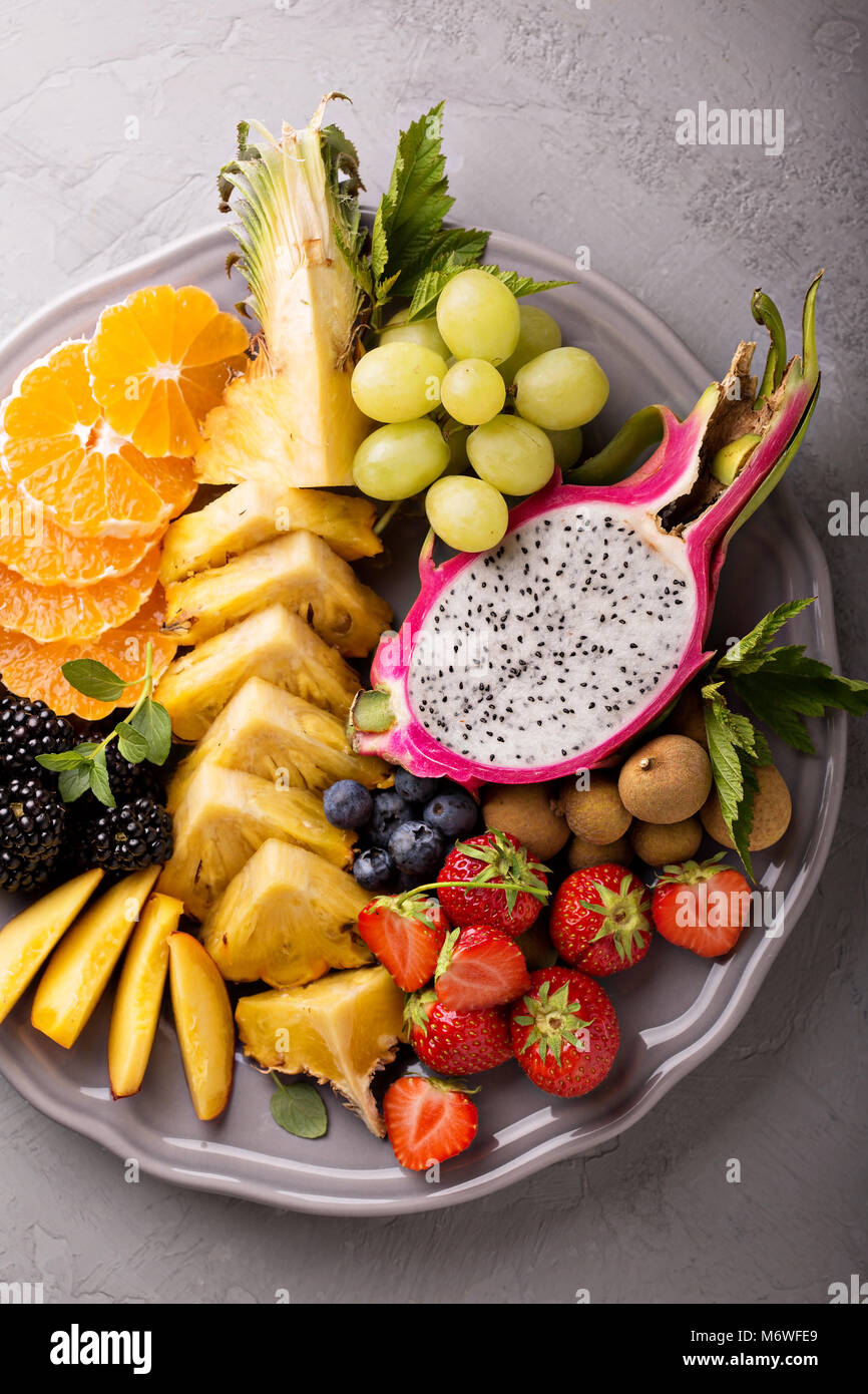 Exotische Früchte Platte mit Trauben, Drachenfrucht, longan und Ananas Stockfoto